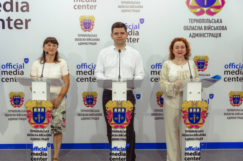 Директор Тернопільського обласного центру зайнятості Микола Городецький, заступник директора обласного центру зайнятості Олександра Островська та керівник Тернопільського обласного відділення Фонду соціального захисту осіб з інвалідністю Ірина Базилевська