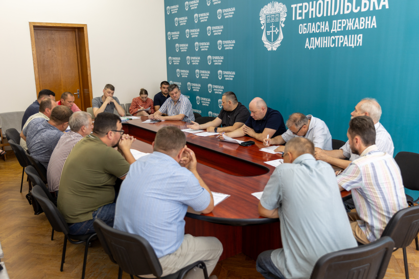 На фото - учасники засідання комісії з попереднього розгляду документації із землеустрою