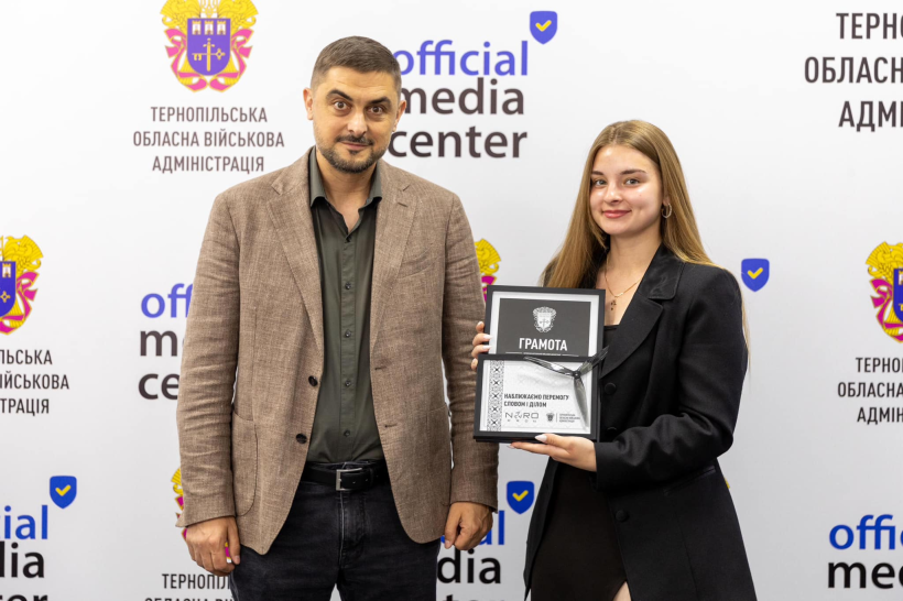 Віктор Устенко нагороджує журналістку ТОВ ІА "Терен"