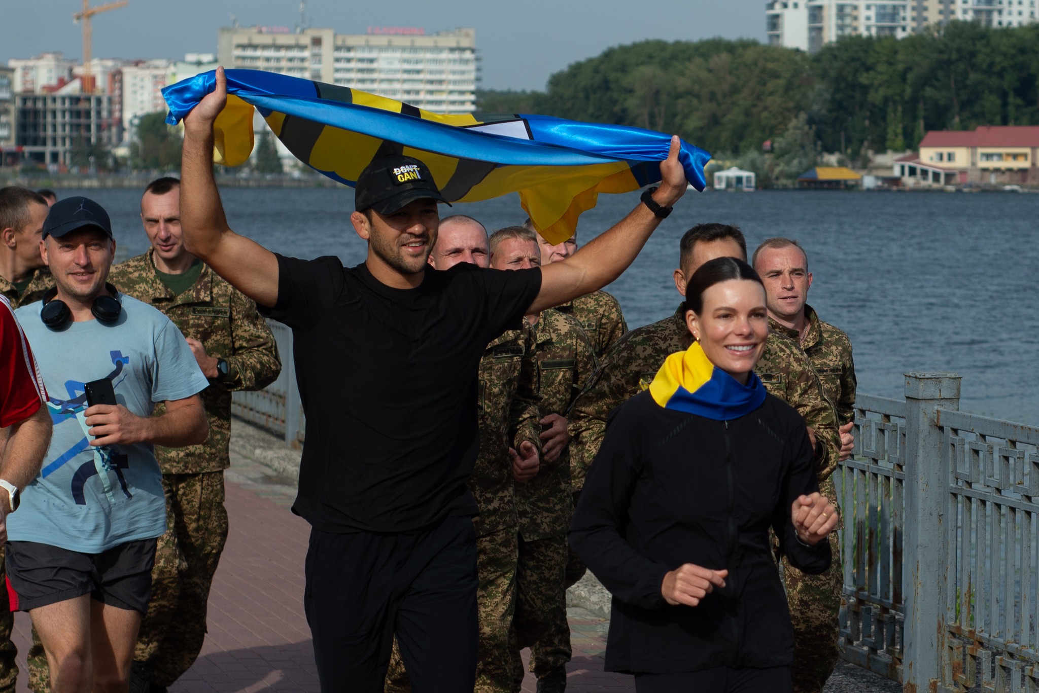 Тернопіль зустрів бігунів благодійного супермарафону "Don't Can't for Ukraine" («Ні... Можу... заради України!»)